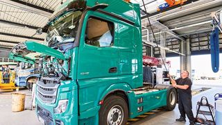 Der Abus-Einträger-Laufkran mit einer Tragfähigkeit von 6,3 Tonnen kann an allen Gruben und Arbeitsplätzen der Lkw-Werkstatt verwendet werden, da seine Kranbahn über die gesamte 40 Meter breite Halle führt. Fahrzeuge müssen so nicht erst rangiert werden: Das spart viel Zeit. (Bild: Abus)