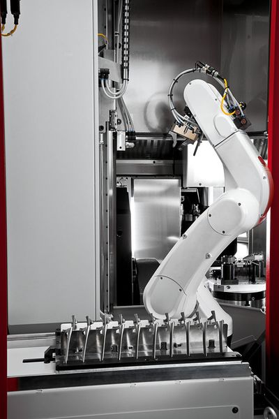 Bild 5:..transportiert die Teile in den Arbeitsraum...  (Bild: Hermle)