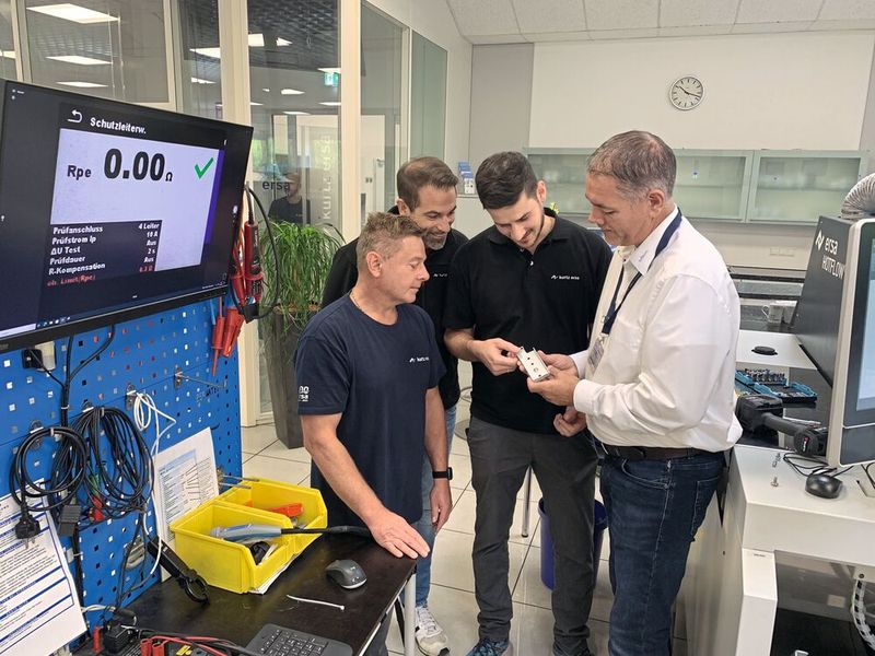 Works flawlessly: b&m technical manager Olaf Ambros (right) during the final acceptance of the screw in exchange with Martin Aulbach (3rd from left) and other Kurtz Ersa design engineers. (Image:b&m)