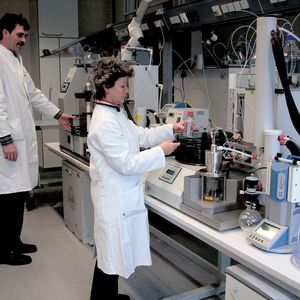 Abb.1: Zwei Mitarbeiter des Lebens-mittelinstituts Oldenburg beim Arbeiten
mit den LCTech- Systemen Tacs (Hintergrund) und Eva III (Vordergrund)
