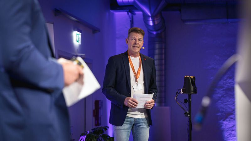 Jürgen Klein, Geschäftsführer im Autohaus Hermann Klein, hat keine Probleme, Bewerber anzulocken. Gemeinsam mit seinem ... (Bild: Stefan Bausewein)