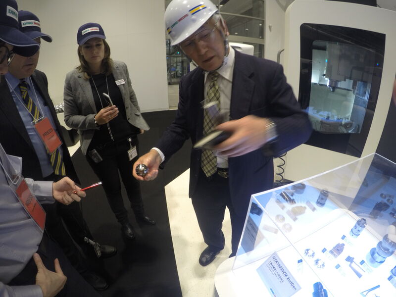 Mr. Shirotori, technischer Leiter des Headquarters, führt die Tour durch das Solution Center. (Sonnenberg)