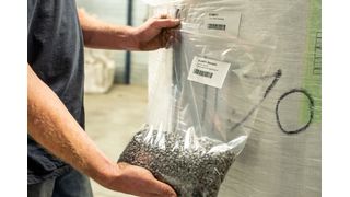 Mit diversen Value Added Services für die Kunststoffindustrie, zum Beispiel dem Ziehen von Materialproben, ist die das Unternehmen in die Wertschöpfungskette der Kunden integriert. (Bild: Sievert Handel Transporte)