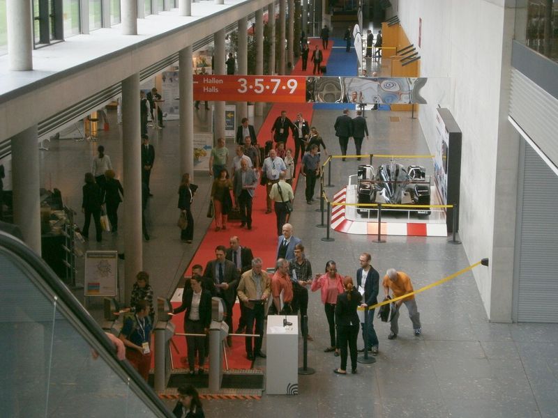 Bereits kurz nach Messebeginn strömten trotz Lokführerstreik und erstem Tag, die Besucher in die Hallen 4, 6 und 8, wo die Moulding Expo ihre Zelte aufgeschlagen hatte. (Bild: Königsreuther)