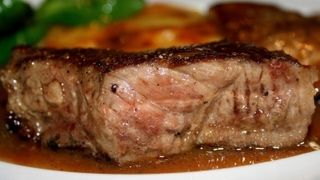 Ab in die Pfanne oder doch lieber in die Tonne? Die Impedanzspektroskopie ist laut TU Chemnitz zur Beurteilung der Fleischqualität geeignet.  (Bild: wrw/Pixelio)