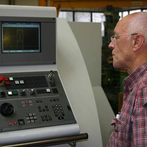 2 Der Chef:  Hermann Kämpfer an der CNC-Computersteuerung.