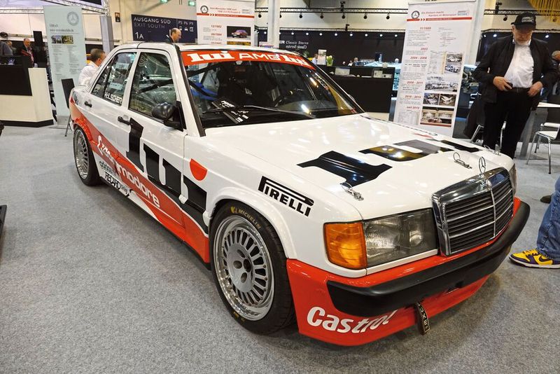 Das waren noch Zeiten: Erstens solche, in denen man auf Rennautos für Männermagazine warb, und zweitens solche, in denen man Millionen an den Rennstrecken bzw. Bildschirmen für Tourenwagensport begeistern konnte. (Bild: Dominsky – VCG)