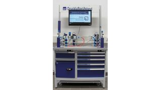 Bild 1: Der interaktive Lernstand für Drucklufteffizienz basiert auf einem rollbaren Werkzeugschrank, der mit Monitor, Arbeitsumfeld, Modulfächern, Steuerungstechnik, Rechner sowie Tastatur und Maus ergänzt wurde.  (Bild: Ostfalia)