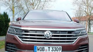 Geschmacksache: Der wuchtige Chromgrill des Touareg dürfte am Golf oder in Russland mehr punkten als hier. (»kfz-betrieb«/Jan Rosenow)