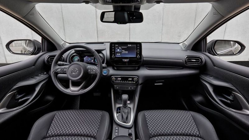 Auch im Innenraum ist der Mazda 2 ein Toyota Yaris. (Mazda)