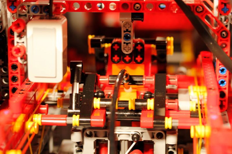 Der Klebstoff wird auf die obere Lasche des Papiers aufgetragen... (Lego Mindstorms)