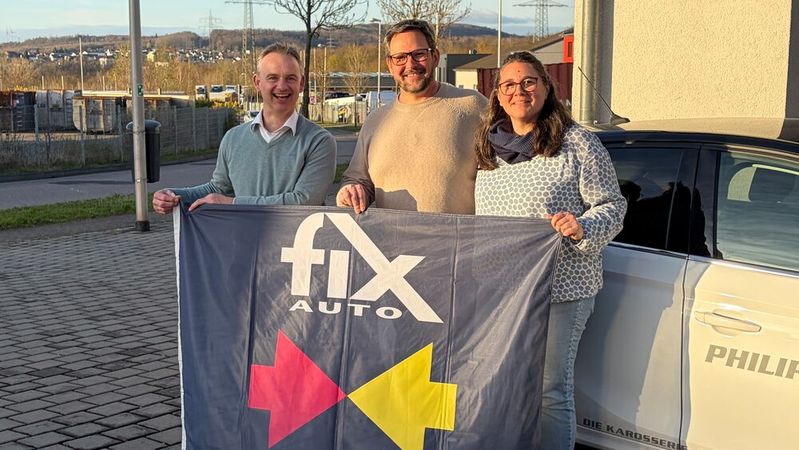 Anika und Sascha Philippi direkt nach der Vertragsunterschrift in ihrem Betrieb in Völkingen zusammen mit Roy de Lange (l.).(Bild:  Fix Auto)