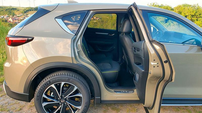 Hinten gibt es ausreichend Platz für zwei Mitreisende. Der Mittelplatz ist nur ein Notsitz. (Bild: Mauritz – »kfz-betrieb«)