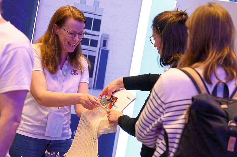 An einem Messetag wechselt so manche Visitenkarte den Besitzer, um auch im Nachgang noch für Fragen parat zu stehen.     Infos zu den kommenden LAB-SUPPLY-Messen finden Sie auf www.lab-supply.info (Bild: Stefan Stark)