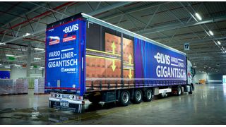 Das ist der neue Vario Liner, der nach dem Doppelstockprinzip aufgebaut ist. Profitieren sollen davon der Hub- und Linienverkehr. Auf zwei Ebenen kann der Auflieger satte 62 Paletten transportieren, was Extrafahrten einspart, wie es heißt. Nicht zuletzt erhöht er die Sicherheit. (Bild: Elvis AG)