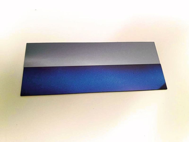 Ein unbeschichteter (oben) und ein beschichteter Siliziumwafer. Die Nanozelluloseschicht ist nur 200 Nanometer dünn. Die Wafer sind je zwei Zentimeter breit und zehn Zentimeter lang. (DESY/KTH Stockholm, Calvin Brett)