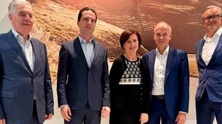 V.l.: Alfred Friedrich, Klaus Friedrich, Elisabeth Friedrich (alle Autohaus Friedrich) sowie Ralf Rhein und Gerd Ruff (beide Geschäftsführer Rhein-Gruppe). (Rhein-Gruppe)