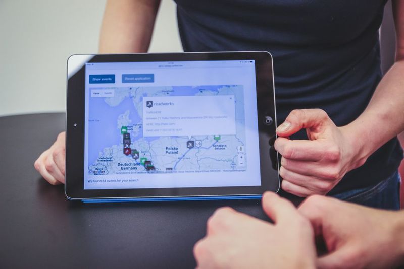Synfioo (www.synfioo.com) erkennt Transportverzögerungen und setzt Transportplaner darüber in Kenntnis. Die Lösung des Potsdamer Softwarespezialisten ermittelt aus allen verfügbaren Daten für jeden einzelnen Transport genau die Ereignisse, die relevant sind in Echtzeit und stellt sie den zuständigen Transportplanern in der gewohnten Arbeitsumgebung als Benachrichtigungen zur Verfügung. Synfioo betrachtet dabei die komplette Logistikkette - unabhängig von den beteiligten Transportmitteln und Umladungszentren. Diese Informationen werden in die existierenden Transportmanagementsysteme integriert. (Synfioo)