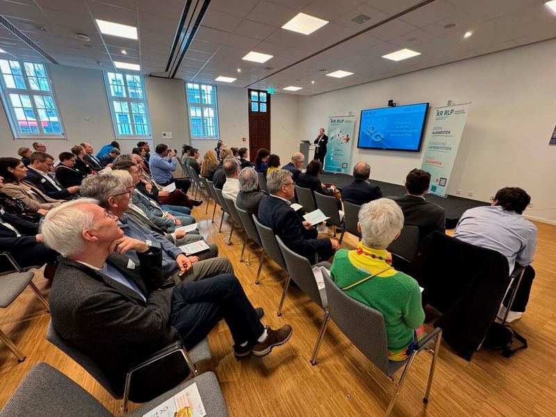 Im Eltzer Hof in Mainz feierte die klinische Krebsregistrierung ihr zehnjähriges Bestehen. Die Teilnehmenden blickten auf eine Dekade voller Erfolge und Meilensteine zurück: Seit 2016 werden flächendeckend stationäre und ambulante Patientendaten erfasst – inzwischen liegen Daten von nahezu einer Million Krebspatientinnen und -patienten vor.  (Bild: © Institut für digitale Gesundheitsdaten RLP)