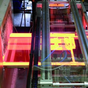 Versuchsfeld Warmumformung bei Thyssen Krupp Steel in Dortmund: Eine Transfereinrichtung bringt die glühende Platine vom Ofen ins Presswerkzeug Bild: Thyssen Krupp Steel AG