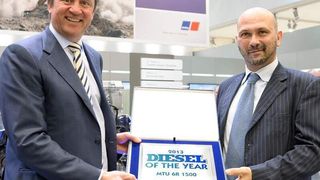 Tognum-Vertriebsvorstand Dr. Michael Haidinger erhält die Auszeichnung „Diesel of the Year 2013“ für den MTU-Motor 6R 1500 von „Diesel“-Redakteur Fabio Butturi. (Bild: MTU Friedrichshafen)