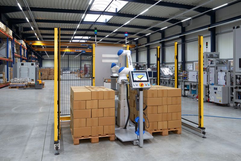 Mit dem Mensch-Maschine-Kollaborationsfähigen Motoman-HC10 holt man sich kompakte Flexibilität ins Haus, gepaart mit der Geschwindigkeit eines Industrieroboters – ein echtes USP! (Bild: Segbert)