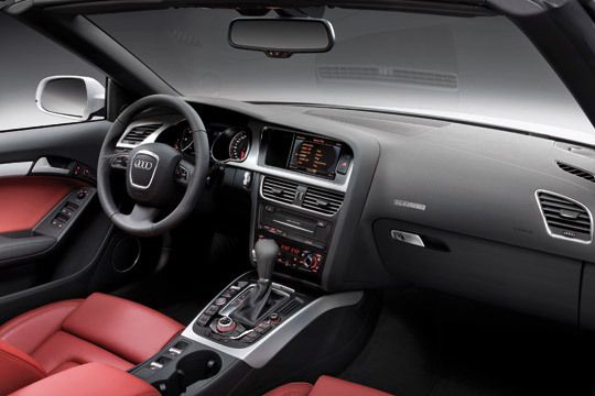 Auch der Innenraum wurde aus dem Coupé übernommen. (Archiv: Vogel Business Media)