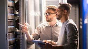 Lastbanktests simulieren die elektrische Belastung eines Rechenzentrums und ermöglichen die Prüfung von Stromversorgung, Kühlung und weiteren Infrastruktursystemen unter definierten Betriebsbedingungen. (Bild: © Seventyfour - stock.adobe.com)