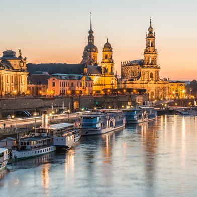 6. Dresden Communications Festival: Führende Wissenschaftlerinnen und Wissenschaftler, Vertreterinnen und Vertreter der Industrie sowie Politikerinnen und Politiker treffen sich in Dresden, dem pulsierenden Herzen von Silicon Saxony, um gemeinsam die Zukunft der Mobilkommunikation zu gestalten.  (Bild: © tichr/stock.adobe.com)