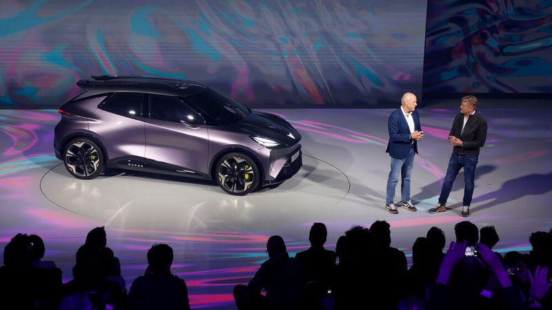 Für geladene Gäste war die Veranstaltung über das Internet zu verfolgen, mit den Protagonisten der Marke wie Vorstandschef Wayne Griffiths (r.) als Avatare. (Bild: Seat)