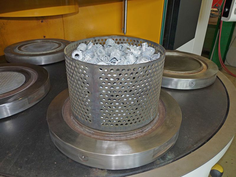 Auch Schüttgut kann mit thermischem Entgraten bearbeitet werden. (Bild: ATL)