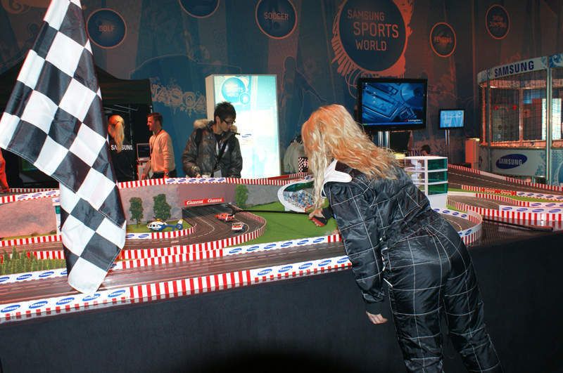 E-Sports einmal anders - die Carrera-Bahn hatte Samsung in Betrieb (Archiv: Vogel Business Media)
