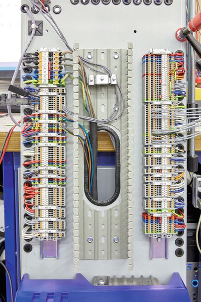 Kompakte und platzsparende Push-in-Reihenklemmen mit einer Baubreite von 3,5 mm sind als Schnittstelle zwischen der Steuerung und der Aufzugskabine prädestiniert. (Phoenix Contact)