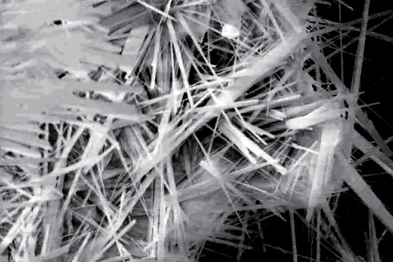 Apatit-Kristalle: Sie gleichen in Aufbau und Struktur dem natürlichen Knochenmaterial. Beide werden aus Kalzium und Phosphor gebildet. (Bild: Fraunhofer IGB)
