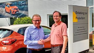 Der neue und der alte Geschäftsführer von Renault Kehry in Kaiserslautern: (v.li.) Werner Heck und Peter Kehry. (RWZ)
