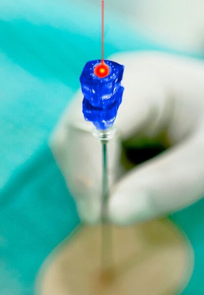 

Ein Laserstrahl zeigt dem Radiologen genau die Einstichstelle und den Einstichwinkel der Nadel auf der Haut des Patienten und visualisiert so den Nadelpfad, entlang dessen der Radiologe das Instrument führen muss. (Amedo/Maxon Motor)