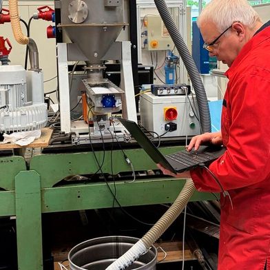 Messvorgang im Institutslabor FMDauto am Prototyp der zu entwickelnden Schüttgutförderanlage. (Bild: Hochschule Düsseldorf)