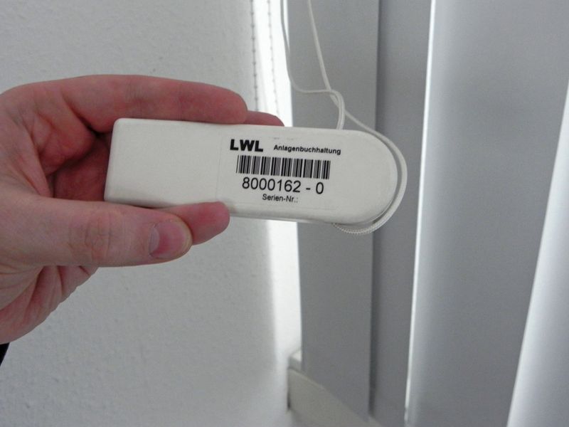 Inventaretikett mit Seriennummer, SAP-Anlagennummer in Klarschrift und Barcode. (Bild: Opal)