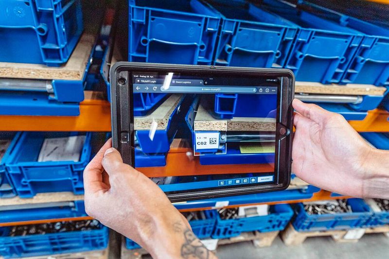 An jedem Arbeitsplatz registrieren die Mitarbeitenden jeden Arbeitsschritt vom Anfang bis zum Ende auf Tablets in einer App. (Bild: Trumpf)