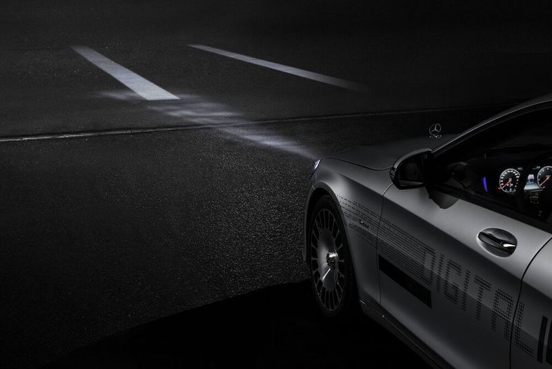 In engen Baustellendurchfahrten beispielsweise wird der Fahrer gezielt per Lichtschiene geführt. Dazu wird eine Lichtspur auf die Straße projiziert, die dem Fahrer die Fahrzeugbreite anzeigt und ihn sicher leitet. Aktiv oberhalb von 30 km/h.  (Daimler AG)