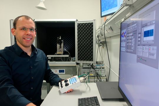 Prof. Dr. Benoit Merle hat mit seinem Team eine intermetallische Phase untersucht, die als Modellmaterial für sogenannte Nickelbasis-Superlegierungen dient.(Bild:  Uni Kassel)