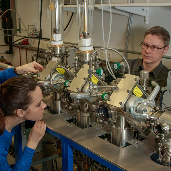 Dr. Irina Gundareva und Dr. Matvey Lyatti bei der Herstellung des YBCO-Nanodrahts. 
