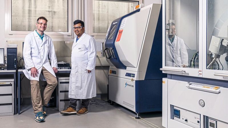 Benjamin Rogers (li.) und Sarbajit Banerjee haben am Paul Scherrer Institut PSI eine dynamische Datenbank zur globalen Vanadiumwirtschaft entwickelt. Sie soll den Einsatz von Vanadium-Redox-Flow-Batterien vorantreiben und so die Energiewende unterstützen.(Bild:  Markus Fischer, Paul Scherrer Institut PSI)
