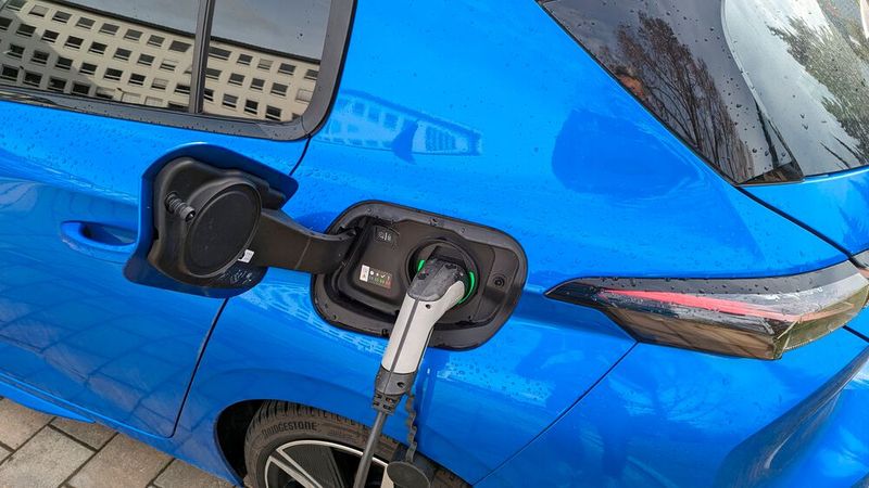 9. Der Antrieb: Die Anmerkungen zum Antrieb kommen so weit hinten in der Liste? Ja, denn der Plug-in-Hybrid mit seinen 165 kW/225 PS Systemleistung hielt sich ebenfalls eher im Hintergrund. Er bietet souveräne Fahrleistungen und angenehme Manieren. Effizienz gehört aber nicht zu seinen Stärken. Der Autobahnvberbrauch lag bei 7,7 Litern auf 100 Kilometern. Auch die angegebene E-Reichweite von 63 Kilometern bleib außer Sicht – wir schafften nur gut die Hälfte.  (Bild: Rosenow – »kfz-betrieb«)