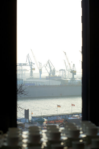Ausstellungsraum mit Blick auf den Hamburger Hafen (Wick Hill)