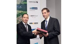 Dr. Christof Günther, Geschäftsführer von Infra Leuna, und Dr. Hansjörg Roll, Geschäftsführer von MVV Umwelt, bei der Übergabe des unterzeichneten Kooperationsvertrages zwischen InfraLeuna und MVV Umwelt. (Bild: Infra Leuna)