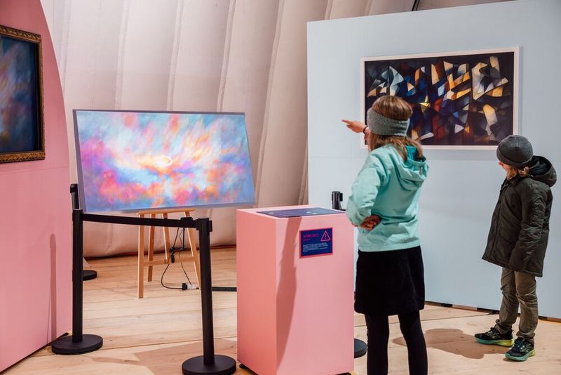 Besucher werden zu Künstlern: Was erkennt die KI in einer Bewegung? (Bild: David Biedert)