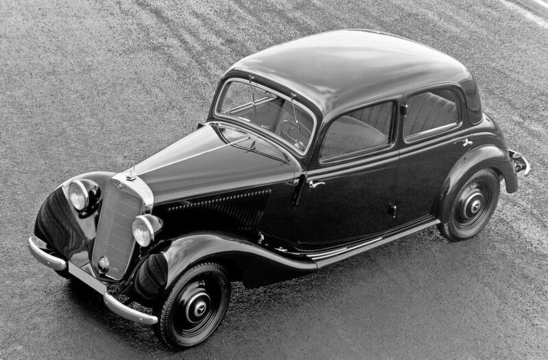 Der Mercedes-Benz 170 V (W 136), präsentiert im Februar 1936 auf der IAMA in Berlin. Insgesamt gibt es sechs Pkw-Karosserievarianten. Das Foto zeigt die Limousine mit vier Türen in der ab 1937 gebauten Ausführung. Außerdem entstehen Nutzfahrzeugvarianten auf Basis des 170 V. Das Modell ist der Vorläufer der E-Klasse. (Daimler)
