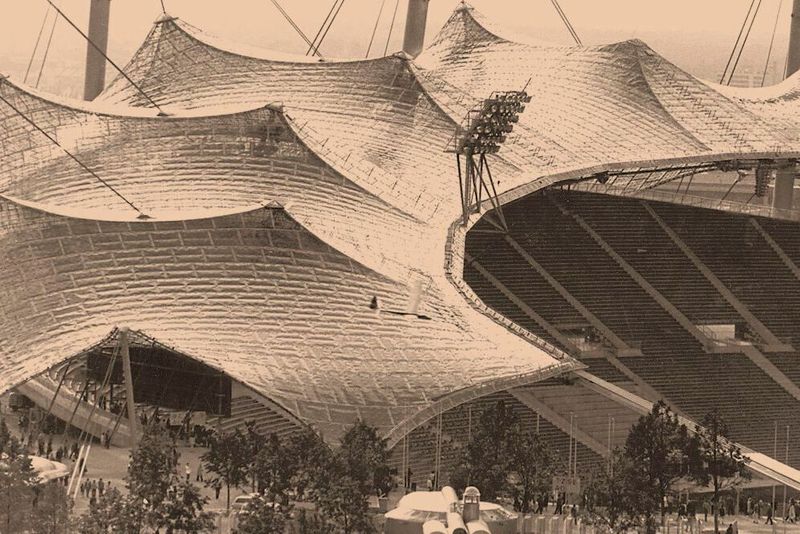 Platz 3: Das charakteristische Zeltdach des Münchner Olypiastadion besteht aus einer Stahlseilkonstruktion, die an bis zu 80 Meter hohen Pylonen aufgehängt ist. Es ist mit meist quadratischen Acrylglas-Platten gedeckt. (Bild: Evonik Industries AG Konzernarchiv Hanau)