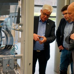 Diskussion über Industrie 4.0 in der Smart Factory Kaiserslautern: das Internet der Dinge ist mehr als nur Fabrikautomation.(Bild:  Benedikt Wagner)